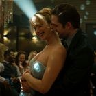 Keine Texte enthalten. Eine Frau schaut über ihre Schulter, das Licht akzentuiert ihr Gesicht und ihre Haare.