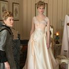 Zwei Frauen in historischer Kleidung in einem elegant eingerichteten Raum mit Gemälden und Tapeten im Hintergrund.