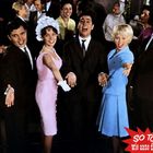 Text: "SO TOLL wie anno dazumal." Fünf Personen lächelnd, elegant gekleidet, eine Gruppe im Hintergrund. Retro-Stimmung.