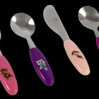 Vier Kindergabeln und -löffel mit bunten Griffen und Cartoon-Hunden darauf.