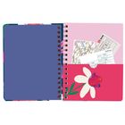 Spiralbuch links; rechts Tasche mit Karten, Aufschrift: "DB Bahn" und "Quittung", davor rote Blume auf rosa Hintergrund.