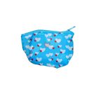 Eine blaue Tasche mit weißen und roten Herzmustern, kompakt und mit einem Reißverschluss oben.