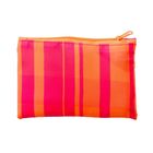 Keine Texte sichtbar. Ein Etui mit breiten, leuchtenden Streifen in Pink und Orange und einem orangefarbenen Reißverschluss.