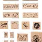Ein Set aus Holzstempeln mit Texten wie "YOU ARE THE BEST", "Good Luck" und "with love", sowie Blumen- und Naturmotiven.