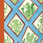 Keine erkennbaren Texte. Illustration von Tieren in grünen Rauten auf blauem Hintergrund. Tiermotive mit Pflanzen.