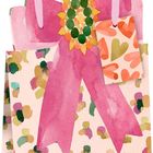 Illustration einer Geschenkverpackung: Rosa Schleife, bunte Punkte, Karte mit Herz und Blumenmuster.