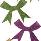 Vier glitzernde Schleifen in Gold, Grün und Lila auf weißem Hintergrund.