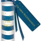 Blau-weiße Flasche mit "FÜR DICH", Etikett: "FÜR EINEN HERZENSWUNSCH", goldene Sterne, Korkverschluss, blaue Schleife.