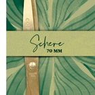 "Schere 70 MM" in eleganter Schrift, auf grünem Hintergrund mit Blattformen. Goldene Schere mit schwarzen Griffen.