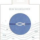 "DEIN WEGBEGLEITER" und "COPPENRATH". Ein Armband mit silbernem Fischsymbol auf blauem Hintergrund und kleinen Fischzeichnungen.