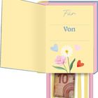 „Für“ und „Von“ sind auf einer gelben Karte. Darunter Blumen und Herzen. Unten ein 10-Euro-Schein in einem pinken Umschlag.