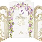 Zur Hochzeit alles Liebe. Zwei goldene Ringe, umgeben von violetten Blumen und Schmetterlingen, eine dekorative Karte.
