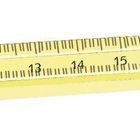 Ein gelbes Lineal mit Zentimeter- und Millimeterskala von 0 cm bis 30 cm.