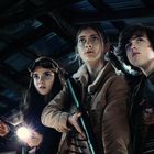 Drei Jugendliche in einer Halle, halten Werkzeuge, schauen entschlossen drein, als ob sie auf etwas vorbereitet sind.