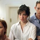 Ich kann keine spezifischen Personen erkennen, aber drei junge Erwachsene schauen ernst, einer hält Essen.