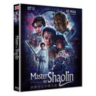 "Master der Shaolin" steht in Weiß vor einem blauen, actionreichen Hintergrund mit Kampfszenen.