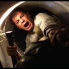 Kein Text vorhanden. Eine Person in einem engen Tunnel schaut verzweifelt und hält eine Taschenlampe.