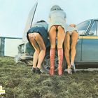 Text: "Quellen erotischer Lust". Drei Frauen lehnen sich über die Motorhaube eines Autos, ihre Röcke sind hochgerutscht.