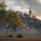 Eine dicht gedrängte Stadt aus schrägen, alten Gebäuden, davor ein großer Baum auf einem leeren Feld. Im Hintergrund Dunst.
