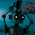 Ein Roboter hält eine blutverschmierte Säge hoch, mit leuchtenden, runden Augen, in einer kühlen, blauen Umgebung.