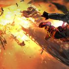 Ein gepanzerter Krieger fliegt mit einem kleinen, grünen Wesen im Arm von einer großen Explosion weg.