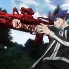 Eine Anime-Figur mit blauen Haaren lächelt und hält ein leuchtend rotes Gewehr, während Bäume im Hintergrund zusehen.