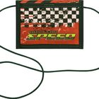 Text: "BUILT FOR SPEED". Design: Schwarz-weiße Karos, rot mit grüner Schrift. Dunkles Band mit Verschluss.