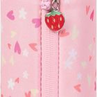 Text: „s'maep“ auf einem Etikett. Rosa Etui mit Herzen und Glanzoberteil, verziert mit einem Erdbeeranhänger am Reißverschluss.