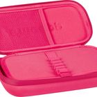 Ein rosafarbenes, offenes Etui mit Netzfach und Riemen zur Organisation von Gegenständen. Darin ist ein eingeprägtes Logo.