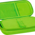 Ein grünes Etui mit Netzfach und elastischen Schlaufen auf der Innenseite.