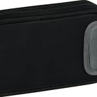 Ein schwarzes, rechteckiges Etui mit hellgrauem Reißverschluss und seitlicher Schlaufe.