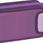 Keine Texte sichtbar. Ein rechteckiges, lila Etui mit zwei Reißverschlüssen und einem runden Anhänger.