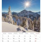 Februar 2027, Kalender. Schneebedeckte Bäume und Berge, strahlende Sonne am blauen Himmel.