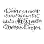 „Wenn man nicht weiß, was man tut, ist der Alltag voller Überraschungen.“ Kalenderblatt mit Datum und Logo.