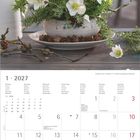 Januar 2027 Kalender. Montagsbeginn. Oben weiße Christrosen und Tannenzweige in Vase mit Kiefernzapfen.