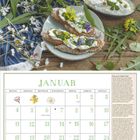 Text: Januar. Ein Kalenderblatt für den Januar mit dekorativen Blumenabbildungen. Teller mit dekorierten Broten.