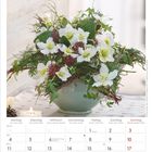Kalender für Januar 2027, Feiertage wie Neujahr und Heilige Drei Könige. Blumenarrangement mit weißen Blüten vorne.