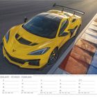 Kalender mit Februar. Gelbes Sportauto auf einer Rennstrecke, Sonnenlicht von rechts.