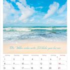 Februar 2027 oben, Bild von Strand und Meer mit Text: „Die Wolken ziehen weiter. Ich bleibe ganz bei mir." Kalender unten.