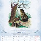 Februar 2027 Kalender. Illustration: Katze auf Bank beobachtet Baum im Winter. Darunter Kalendarium mit Sonntagen in Rot.