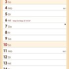 Kalender für Januar 2027 mit Feiertagen. Nahaufnahme einer Tasse Kaffee, umgeben von Kaffeebohnen und Sternanis.