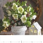 Kalenderblatt zeigt Januar. Blumenarrangement mit weißen Blüten und Zapfen in einem rustikalen Topf.