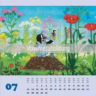 Text: "Vorjahresabbildung". Illustration: Ein kleiner Maulwurf sitzt auf einem Erdhügel unter bunten Blumen und hält ein Foto.