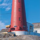 Text: Tranøy, Europäisches Nordmeer, Troms, Norwegen. Roter Leuchtturm auf Felsen vor blauem Himmel. Unten: Dumont Kalenderblatt.