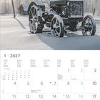 1 · 2027, Wochen und Tage in verschiedenen Sprachen. Ein schneebedeckter, alter Traktor im Winter, umgeben von Bäumen.