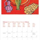 Kalenderblatt Februar mit Wochentagen in mehreren Sprachen. Illustration von Vasen mit Blumen auf rotem Hintergrund.