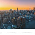 "1 · 2027" und Kalendertage; Stadtansicht mit vielen Hochhäusern im Abendlicht an einem Flussufer.