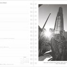 Linke Seite: Kalenderseite mit Datum vom 22. bis 28. März. Rechte Seite: Schwarzweiß-Foto einer Statue vor Hochhäusern.