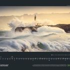 Kalender: Januar. Naturfoto mit stürmischer Küste und Leuchtturm, umgeben von großen Wellen. Rechts unten das GEO-Logo.