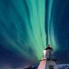 Kalender für Januar. Leuchtturm vor schneebedeckter Landschaft mit leuchtendem Nordlicht am Himmel. Geo-Logo unten.